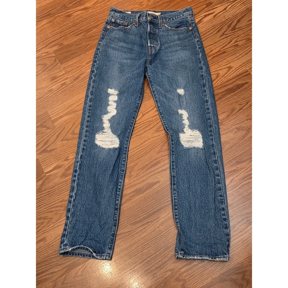 Levis Wedgie Straight Jeans Womens 26‎ Distressed Med Wash Button Fly High Rise